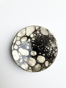  Bubble ring dish / plate: Black bubbles